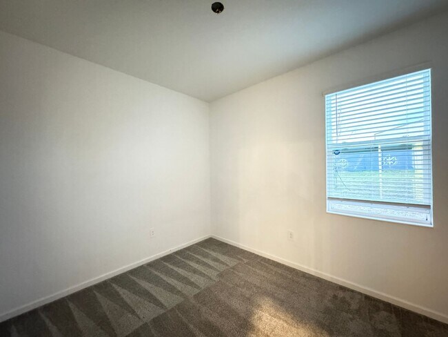 Building Photo - Rare find In-Law suite Home! Single family house with Separate entry and kitchen, laundry set!