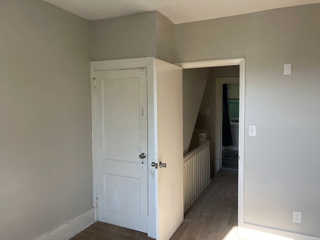 Building Photo - UPDATED 3 BR / 1 BATH HOME WITH OFFICE, NE...