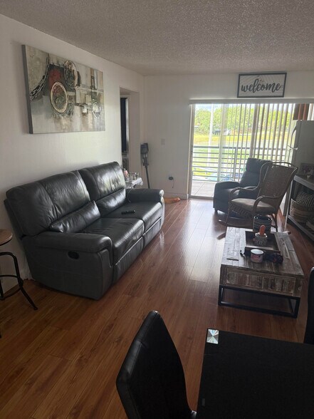 Building Photo - 9735 Fontainebleau Blvd