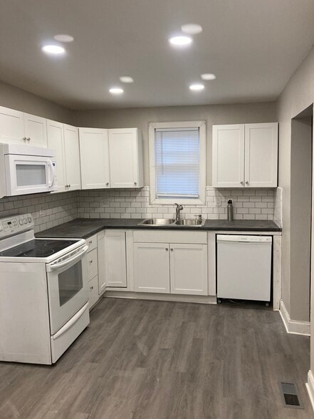 Building Photo - 3060 Lawson St