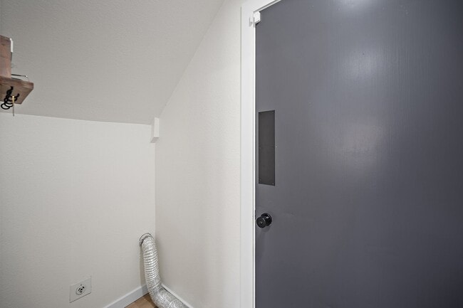 Building Photo - Stunning tri-level remodeled home in Briargate!