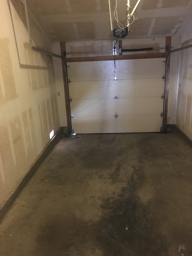 Building Photo - 2 Bedroom Condo in Country Club Villas Com...