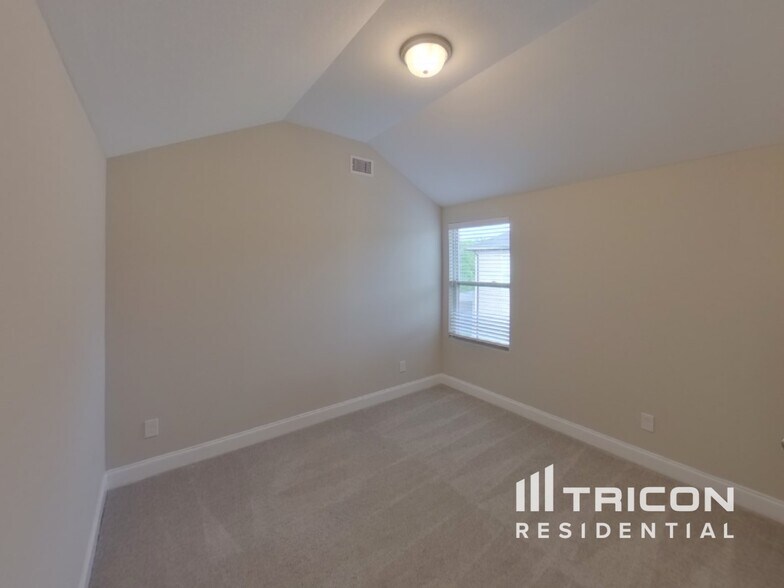 Building Photo - 2134 Pathfinder Dr