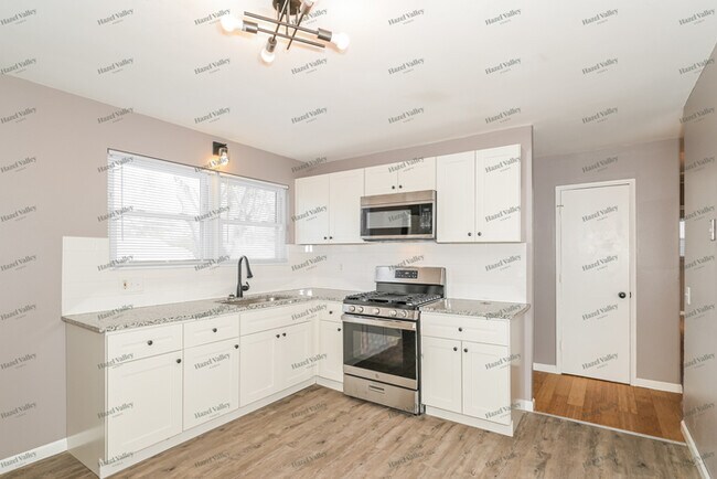 Building Photo - 695 Starlet Dr