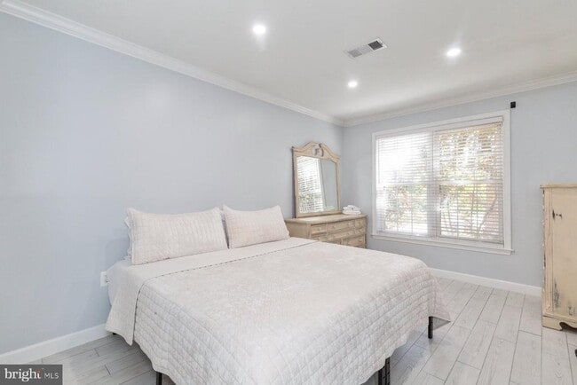 Building Photo - 255 S Pickett St