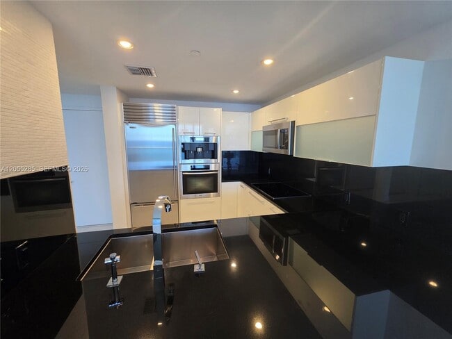 Building Photo - 17121 Collins Ave