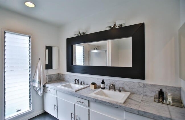 Building Photo - 309 Kings Pl