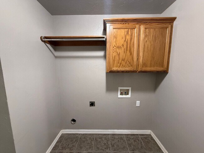 Building Photo - 4 BED! Cozy Home on Large CORNER Lot!