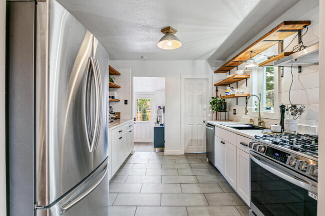 Building Photo - $2,595, 3-bed, 2-bath, located in Denver w...