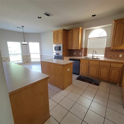 Building Photo - 5400 Meadow Valley Dr