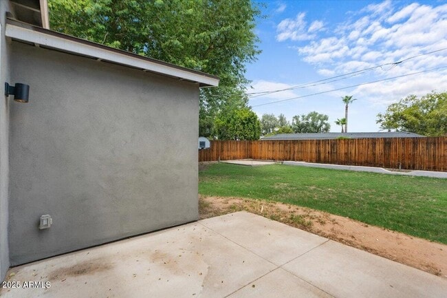 Building Photo - 838 E Belmont Ave