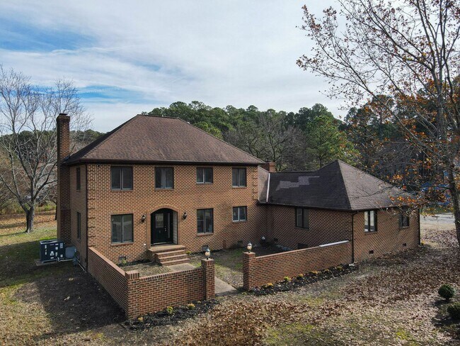 Building Photo - Gorgeous home in Poquoson.