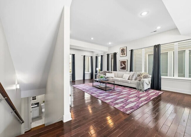 Building Photo - 1240 2nd Ave S