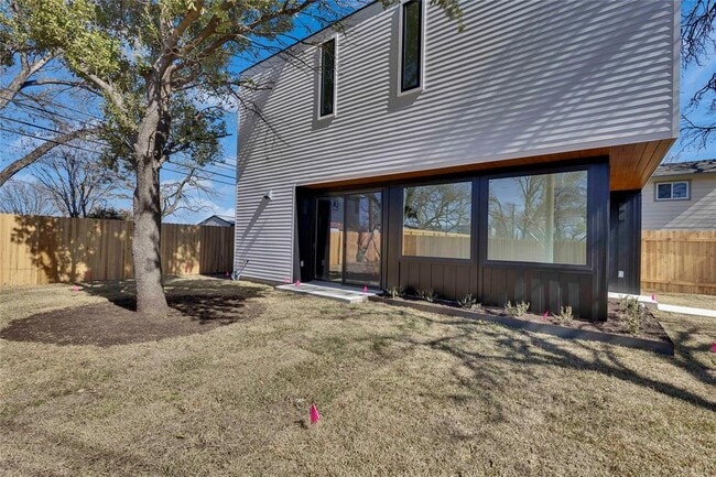 Building Photo - 1804 Sylvan Dr
