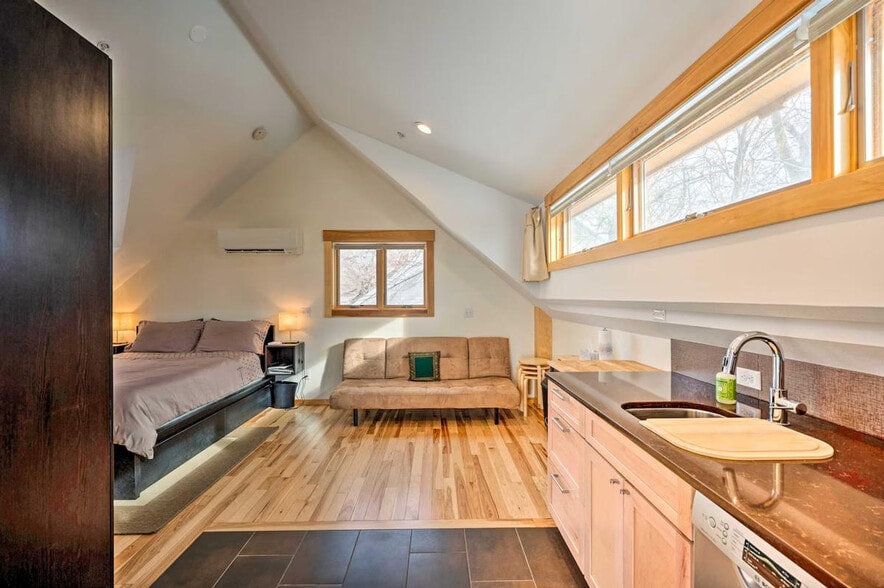 Building Photo - 2329 Pine St