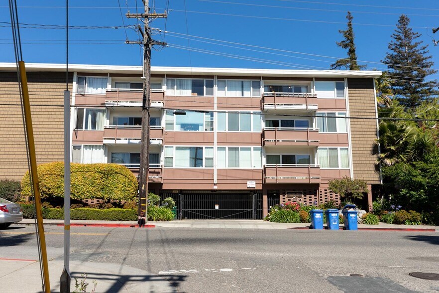 Building Photo - Elmwood 2 bed 1 bath condo great location