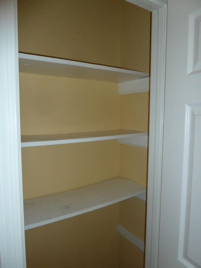 Building Photo - Large updated 4br 3.5ba duplex w/ parking ...