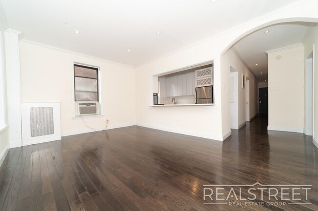 Primary Photo - Huge Renovated 3 Bed 2 Bath Classic 6 in B...