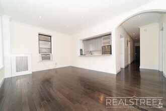 Building Photo - Huge Renovated 3 Bed 2 Bath Classic 6 in B...