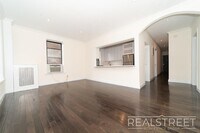 Building Photo - Huge Renovated 3 Bed 2 Bath Classic 6 in B...