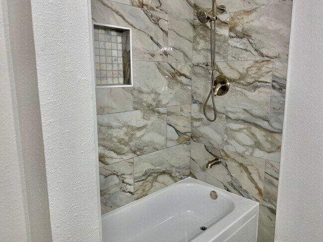 Building Photo - 632 Wilcrest Dr