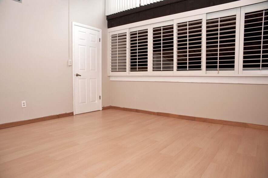 Building Photo - 19216 NE 25th Ave