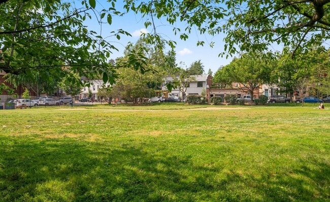 Building Photo - Centrally Located Junior One Bedroom in Georgetown/Dupont border. UTILITIES INCLUDED