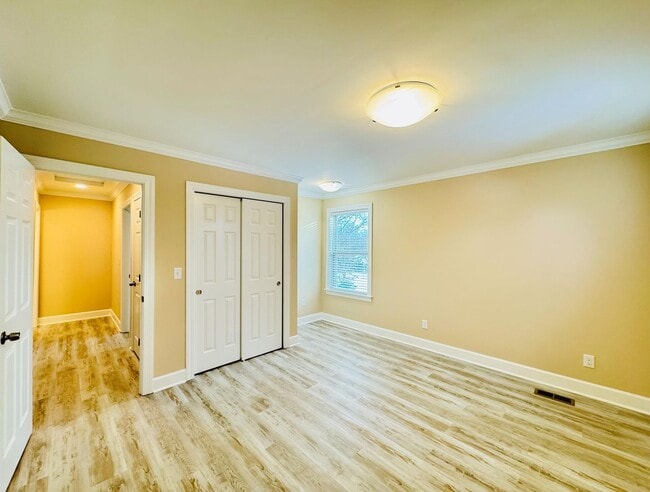 Building Photo - Luxury country rental 4x3 gated off black top!