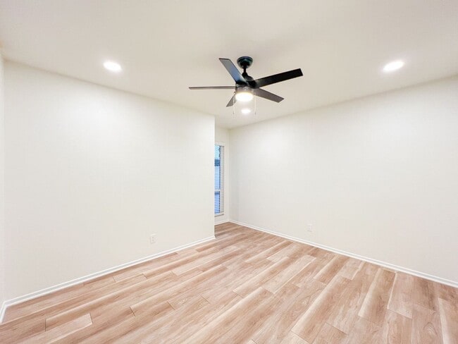 Building Photo - DELL