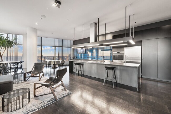 Building Photo - 720 S Wells St