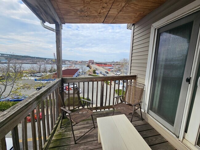 Building Photo - 464 Meridian St