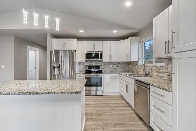 Building Photo - Gorgeous Three Bedroom/Two Bathroom