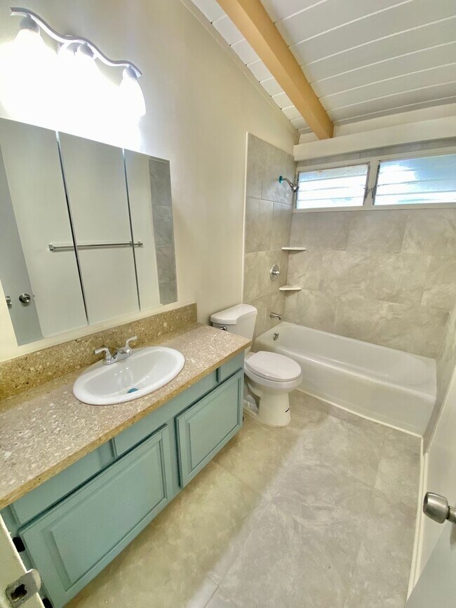 Building Photo - Recently Renovated 3 bed, 1.5 bath house i...