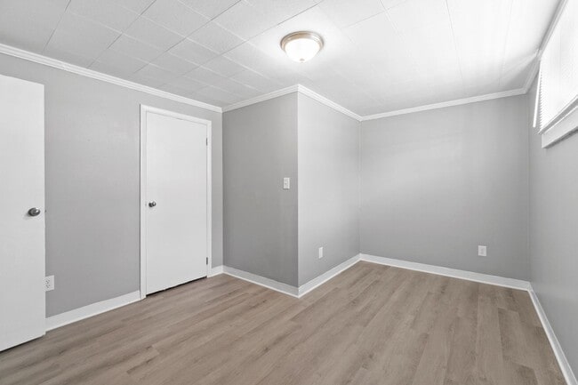 Building Photo - 427 Circle Dr