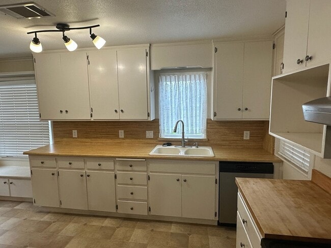 Building Photo - 14733 Jackson Ave