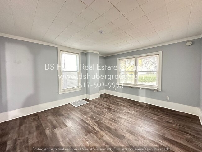 Building Photo - 3 Bedroom Home With New Vinyl Plank Flooring