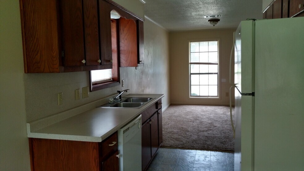 Building Photo - 102 Debra Ln