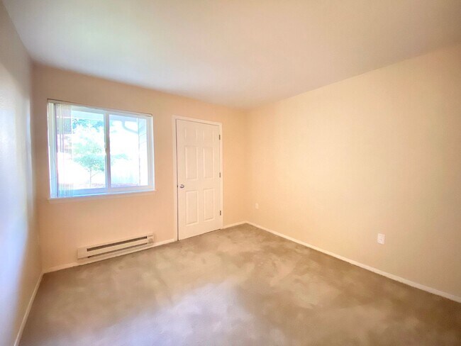 Building Photo - Charming Lake Oswego Unit in Oswego Bay Co...
