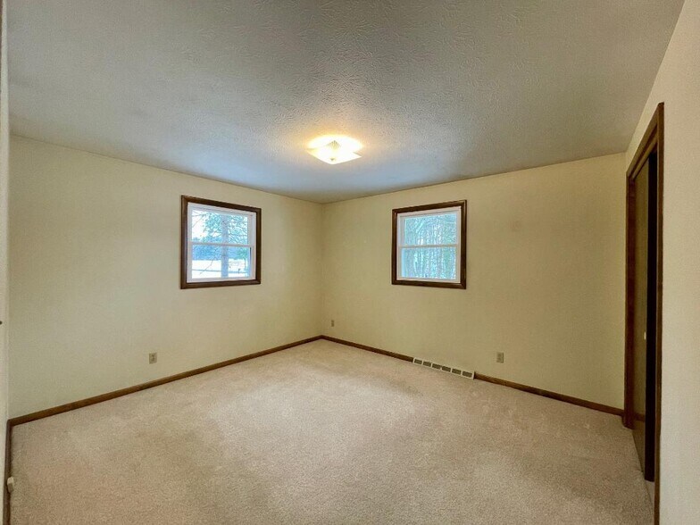 Building Photo - 9841 Smithdale Ave NE