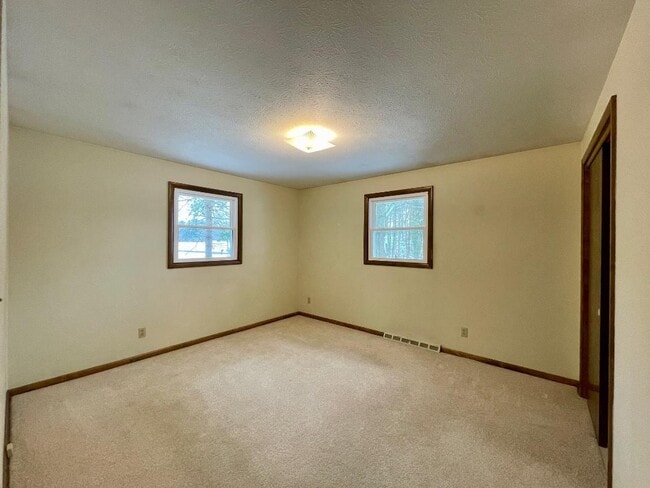 Building Photo - 9841 Smithdale Ave NE