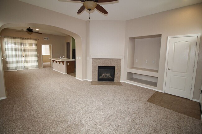 Building Photo - Cute Home in Fig Garden Gated Community.