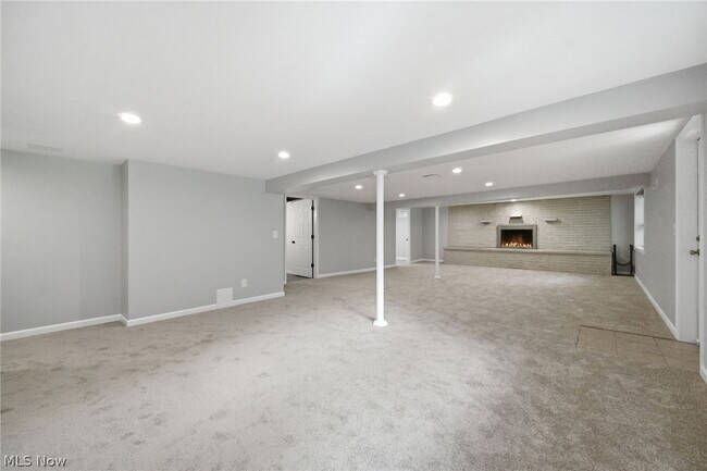 Building Photo - 1097 Oak Tree Rd