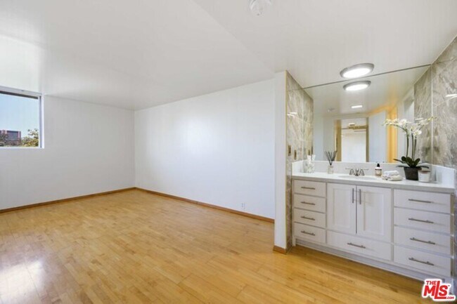 Building Photo - 10535 Wilshire Blvd