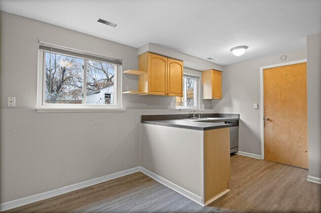 Building Photo - Hardwood Floors- Large Space - Garage