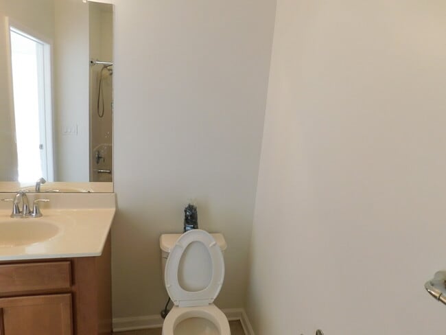 Building Photo - Recently Painted - 2 Bdrm Large Condo Edis...