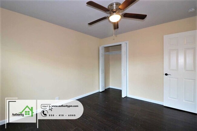 Building Photo - 875 Lakeview Dr