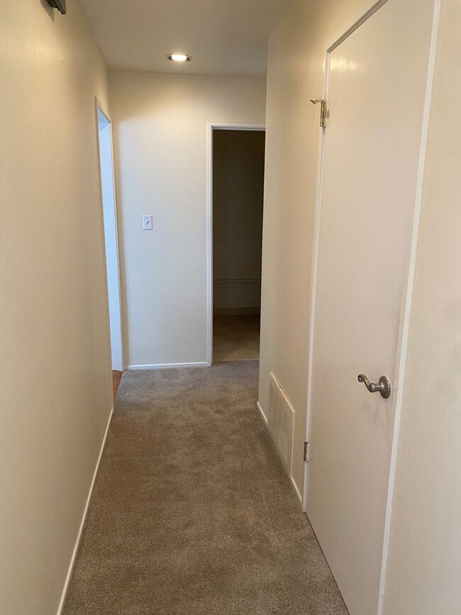 Building Photo - 1100 Island Dr