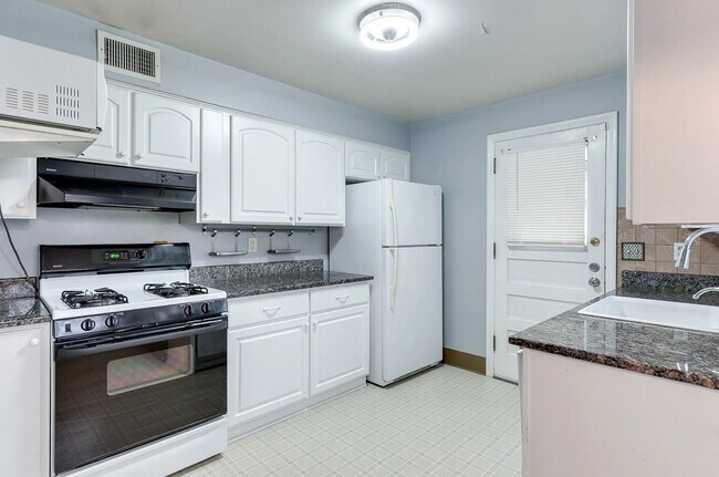 Building Photo - Maple Street