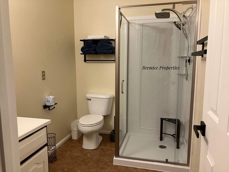 Ensuite - 345 Rim Rock Cir