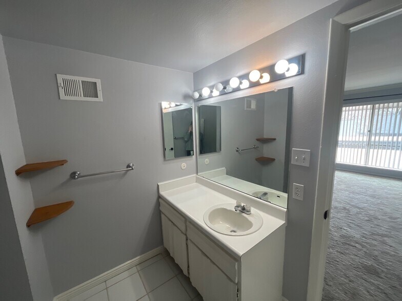 Building Photo - 6495 E Happy Canyon Rd